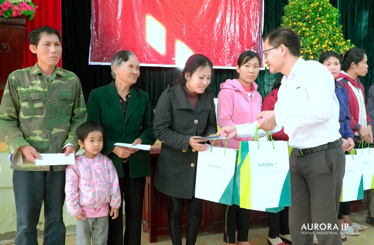 Trao quà cho người dân tại Nam Định | Aurora IP